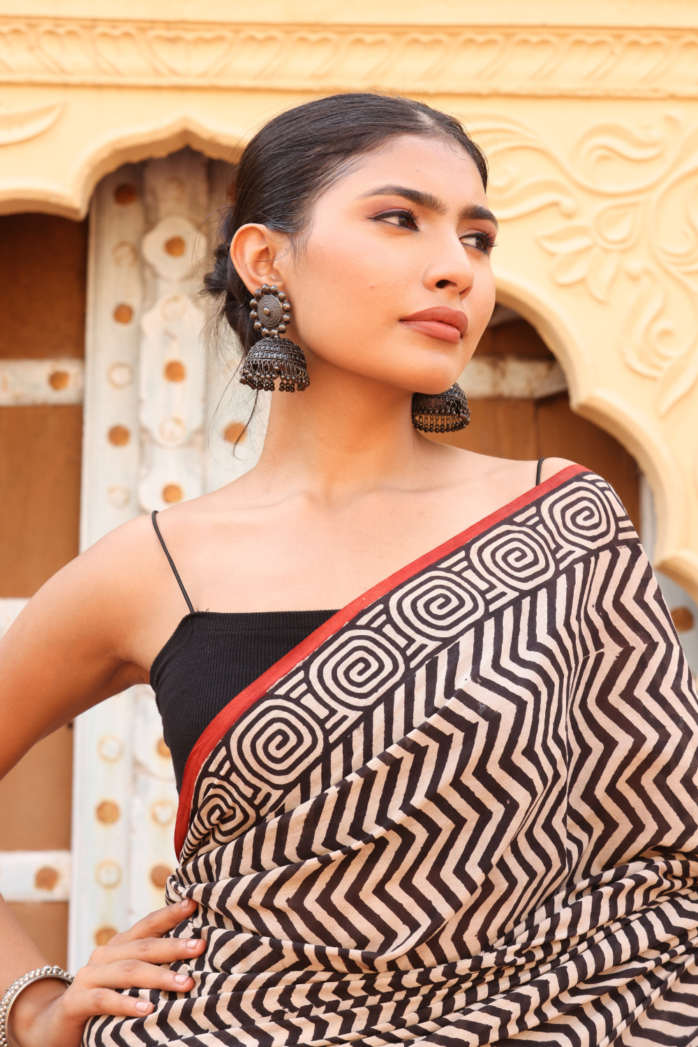 Chic Black Zigzag Sanganeri Print Saree – Intricate Traditional Artistry