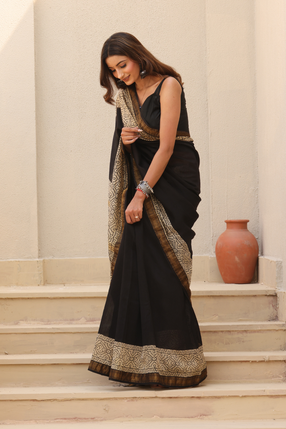 Elegant Black Maheshwari Silk Saree – Luxurious Weave with a Regal Touch
