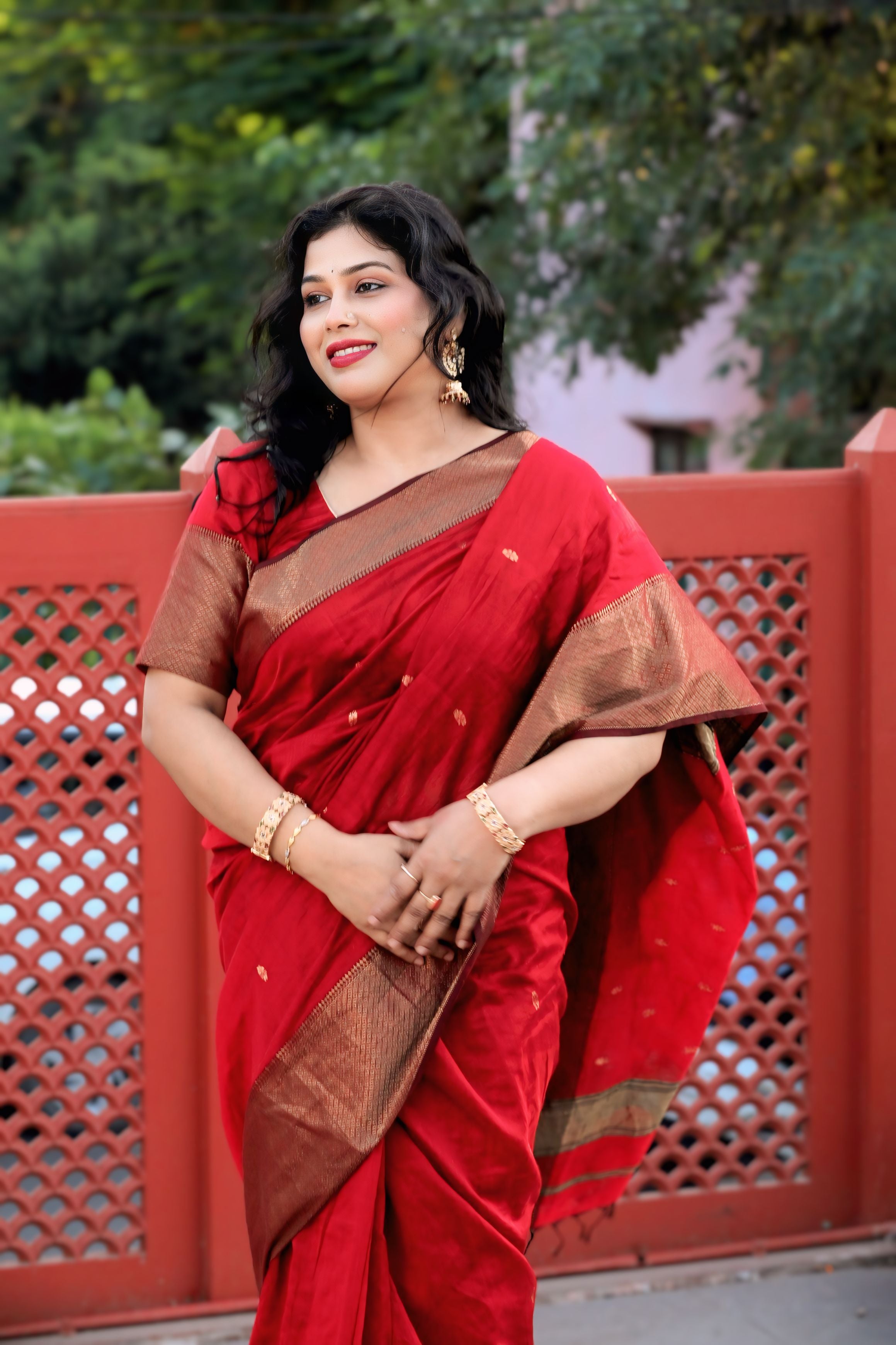 Red Handloom Maheshwari Silk Saree with Golden Zari Border