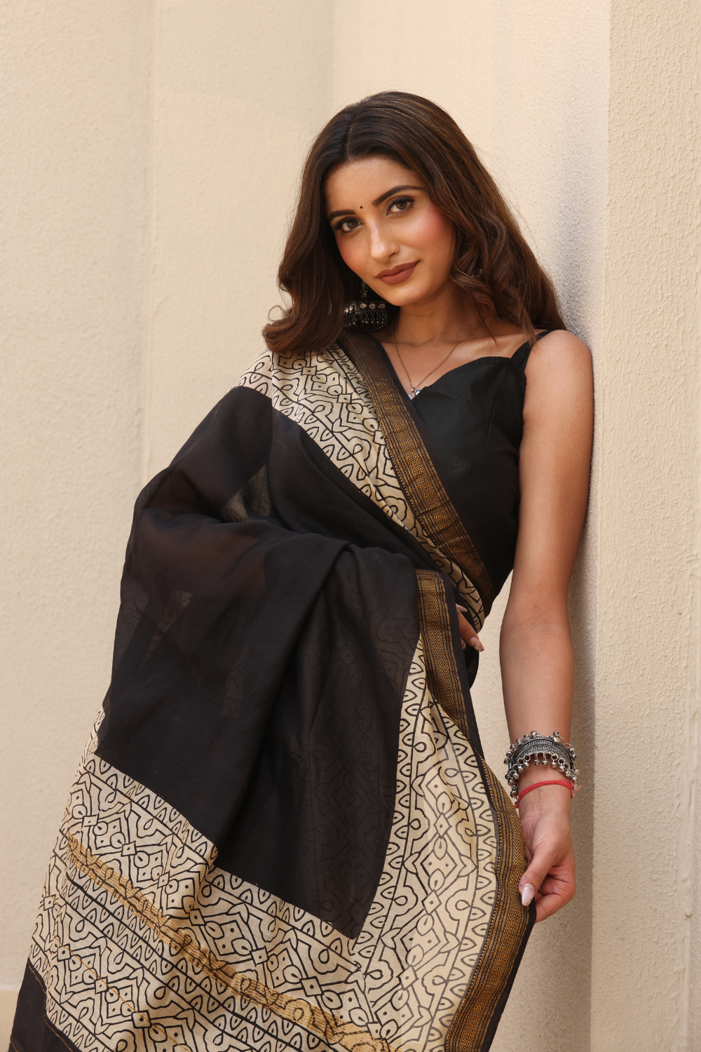Elegant Black Maheshwari Silk Saree – Luxurious Weave with a Regal Touch