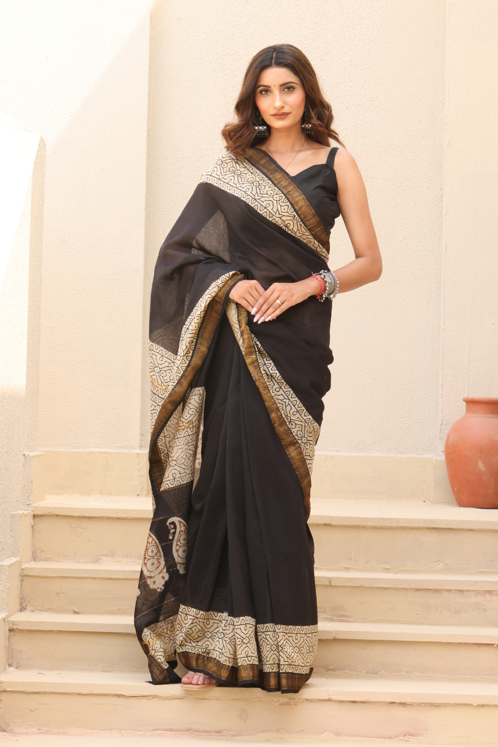 Elegant Black Maheshwari Silk Saree – Luxurious Weave with a Regal Touch