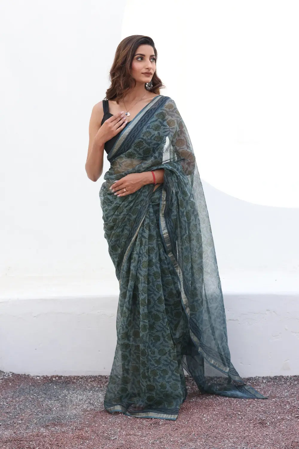 Vibrant Emerald Green Kota Doria Saree – Light, Airy & Effortlessly Elegant