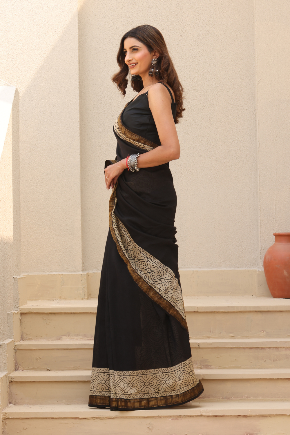Elegant Black Maheshwari Silk Saree – Luxurious Weave with a Regal Touch