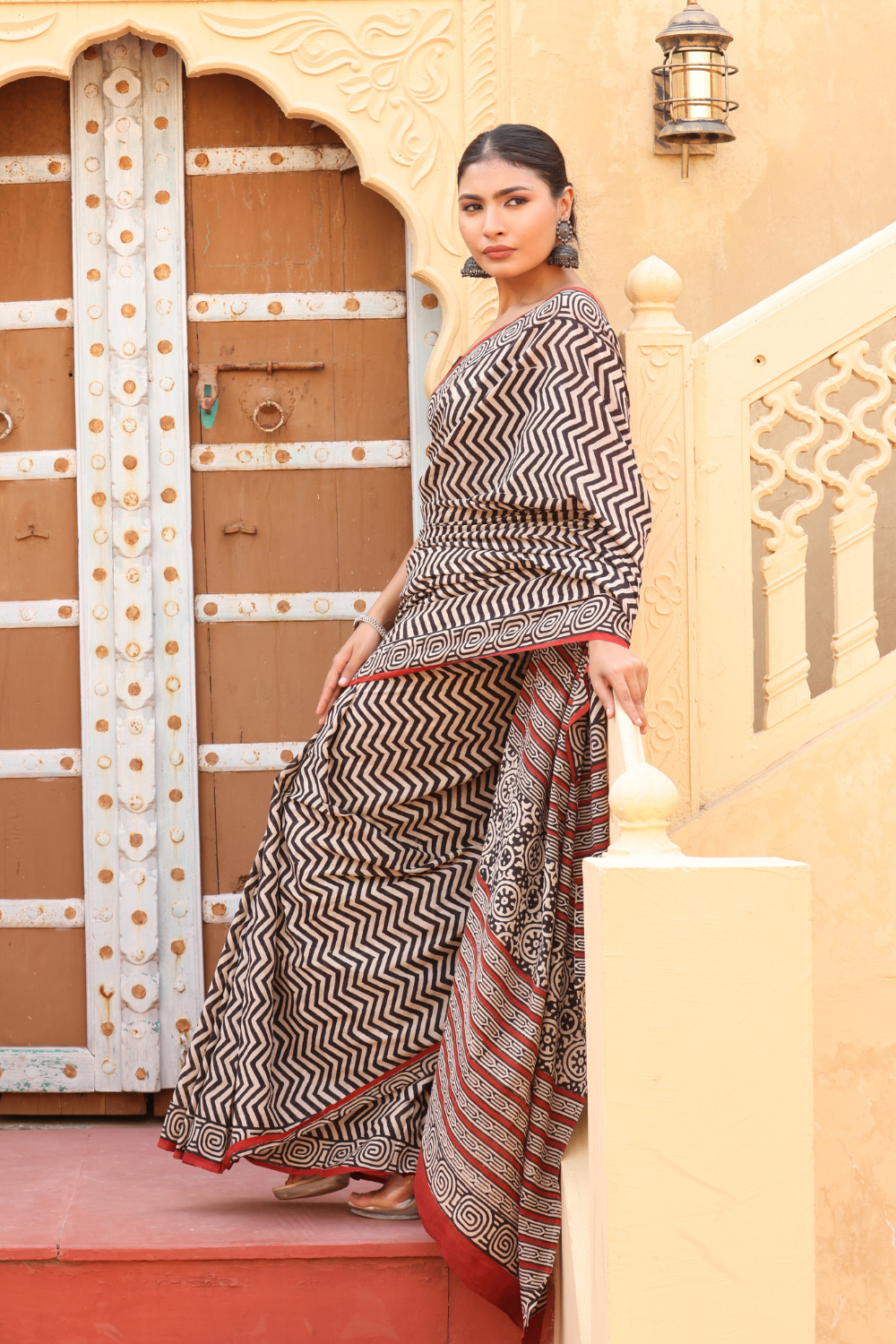 Chic Black Zigzag Sanganeri Print Saree – Intricate Traditional Artistry
