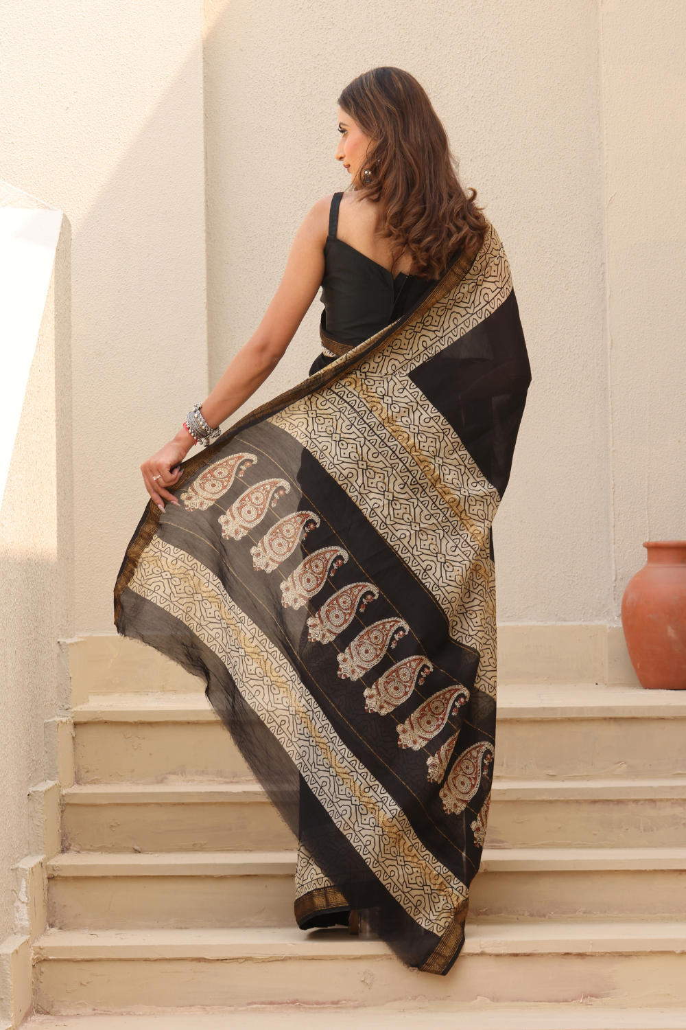 Elegant Black Maheshwari Silk Saree – Luxurious Weave with a Regal Touch