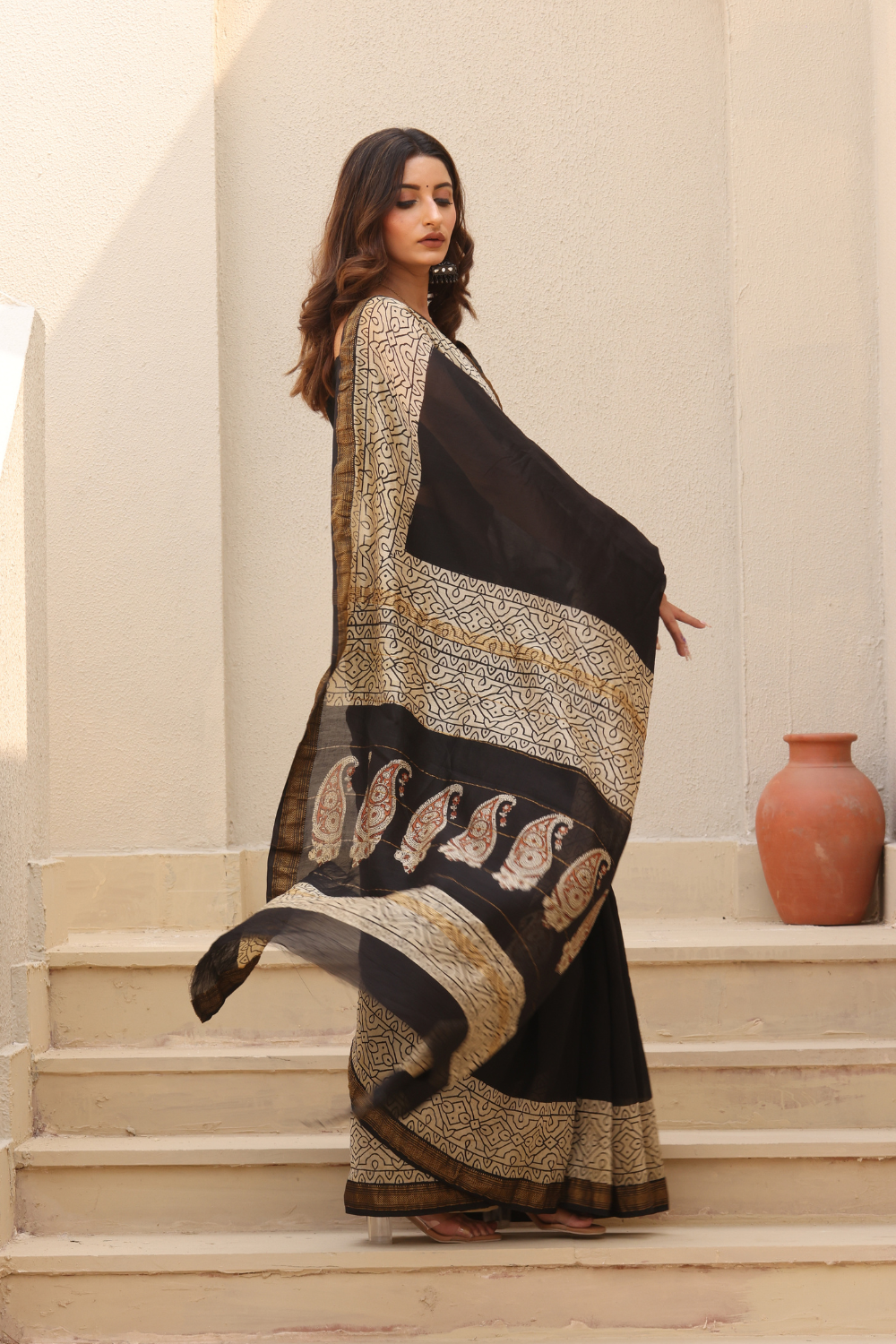 Elegant Black Maheshwari Silk Saree – Luxurious Weave with a Regal Touch