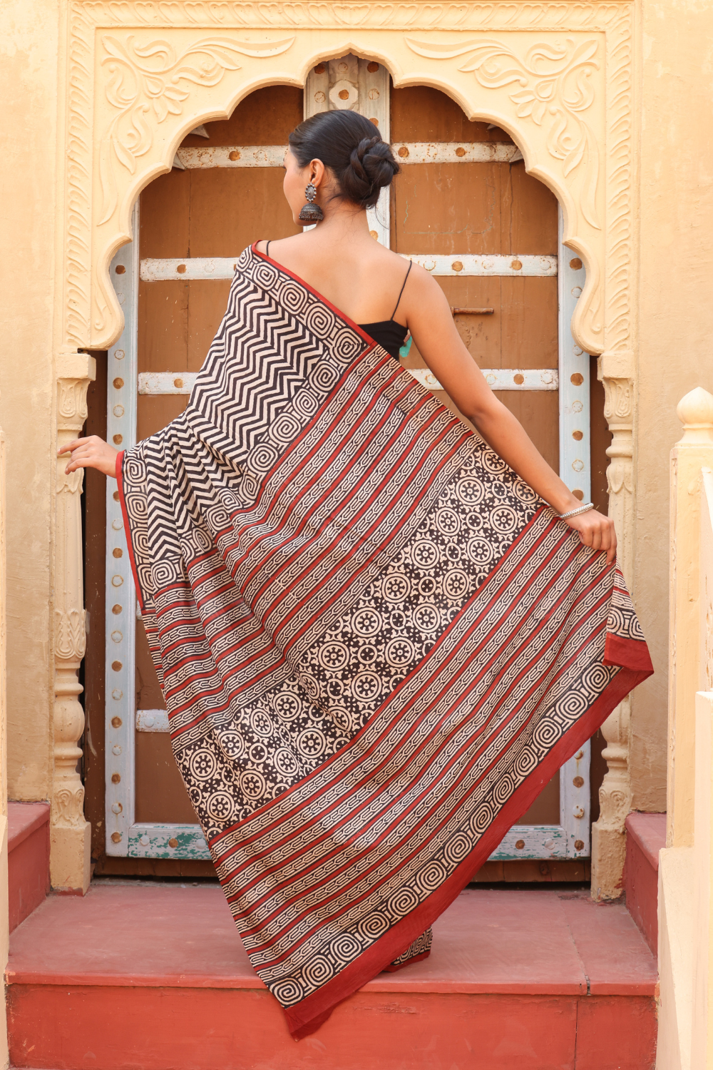 Chic Black Zigzag Sanganeri Print Saree – Intricate Traditional Artistry
