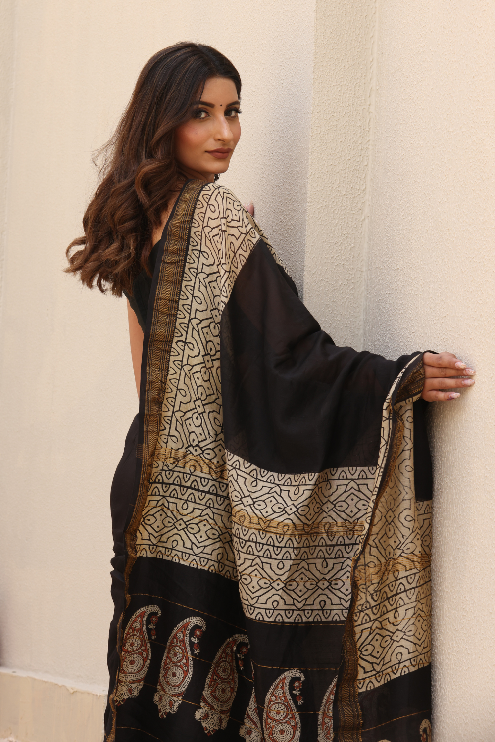 Elegant Black Maheshwari Silk Saree – Luxurious Weave with a Regal Touch