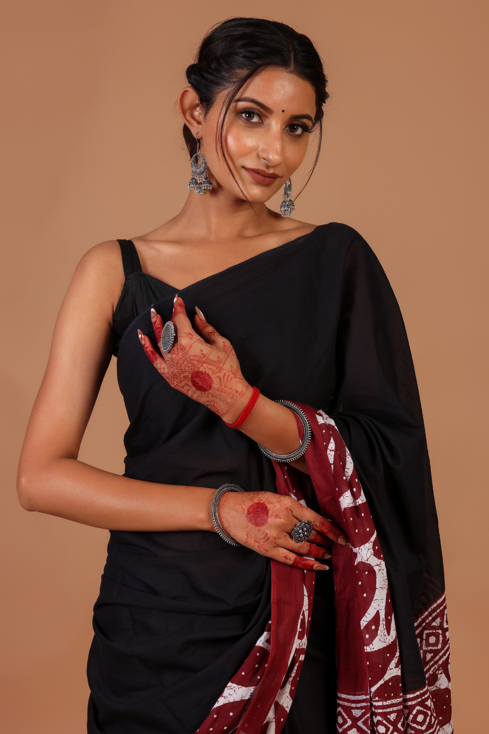 Elegant Black Saree with Maroon Border – Timeless Contrast & Classic Appeal