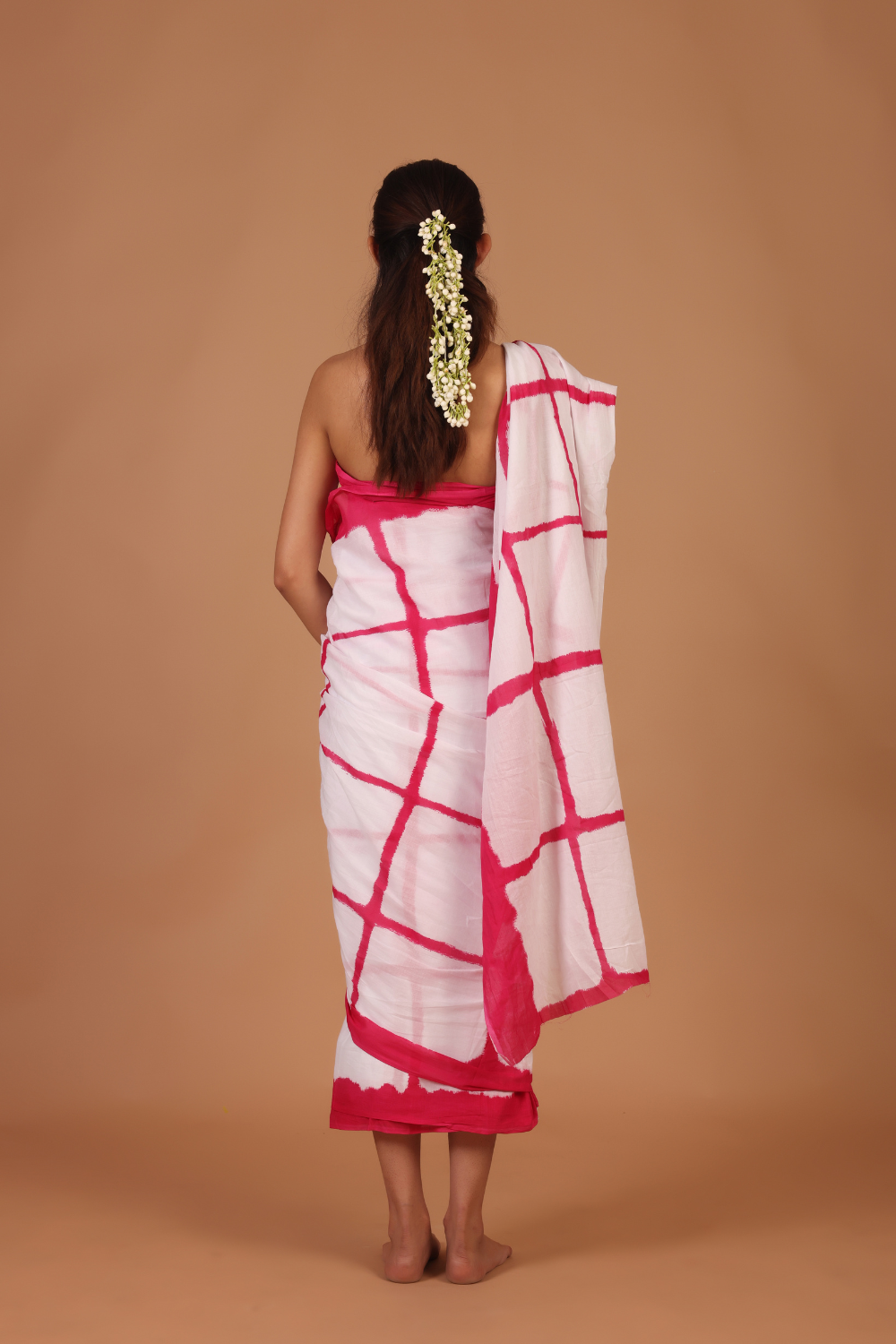 Elegant White Base Saree with Magenta Square Pattern – A Touch of Tradition