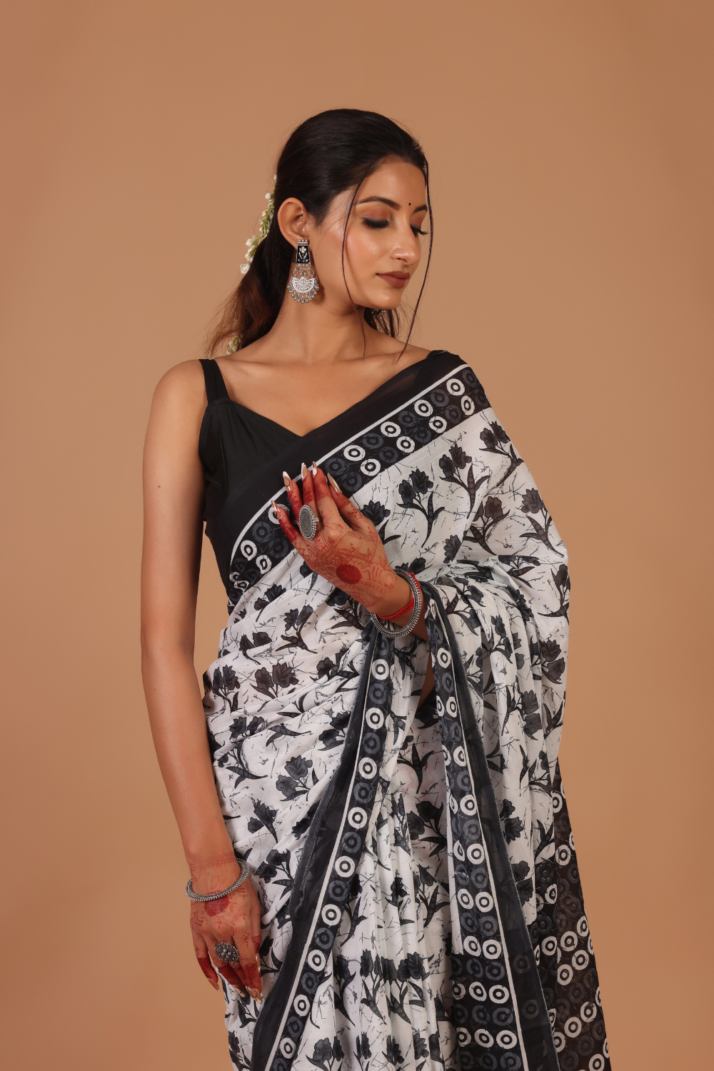 Graceful White Base Saree with Black Floral Pattern – Elegant, Feminine & Stylish
